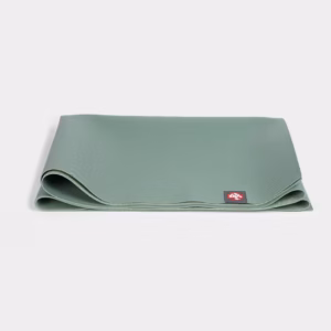 136011480-mats_eko_sl_leaf-green_05.webp Коврик Yoga Manduka eKO SuperLite Leaf Green1,5 mm