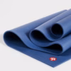2132md-pro-71-111011p00-mats-odyssey_04-1300x1300-1-e1718606668972.jpg Коврик для йоги Manduka PRO Odyssey 6mm