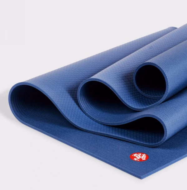 2132md-pro-71-111011p00-mats-odyssey_04-1300x1300-1-e1718606668972.jpg Коврик для йоги Manduka PRO Odyssey 6mm