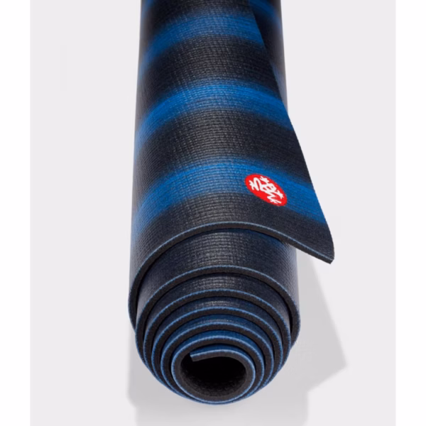2132md-pro-71-111091365-mats-black-blue-cf_02-1300x1300-1.jpg Коврик для йоги Manduka PRO Black Blue 6mm