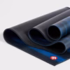 2132md-pro-71-111091365-mats-black-blue-cf_04-1300x1300-1-e1718606377720.jpg Коврик для йоги Manduka PRO Black Blue 6mm