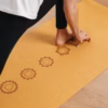 896mych_leela_mat_chakralign_bodhi_yogamatte_blau_anwendung_2.jpg Коврик для йоги Bodhi Leela collection CHAKRALIGN
