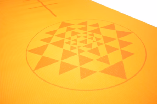 91510940.jpg Коврик для йоги Bodhi Leela Big Yantra Yellow