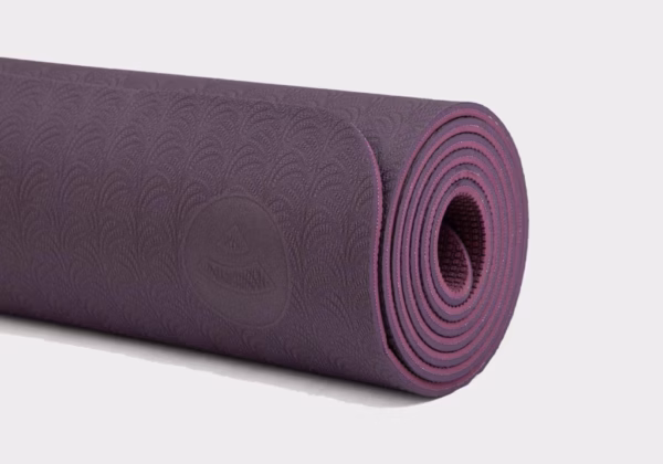 942lpa_lotus-pro_aubergine_halb_gerollt-roll-1.jpg Коврик для йоги Bodhi Lotus Pro Aubergine/Light Aubergine