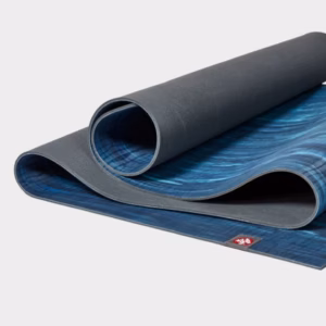 eko-135051255-mats-q518-pacificbluemarbled-03-1300x1300-1-e1718632692875.jpg Saltea Yoga Manduka eKO Pacific Blue 5 mm