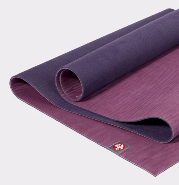 ekolite-133013080-mats-fw18-acai-03-min_2-1300x1300-1-e1718629220285.jpg Коврик для йоги Manduka eKO Acai Midnight 5 mm