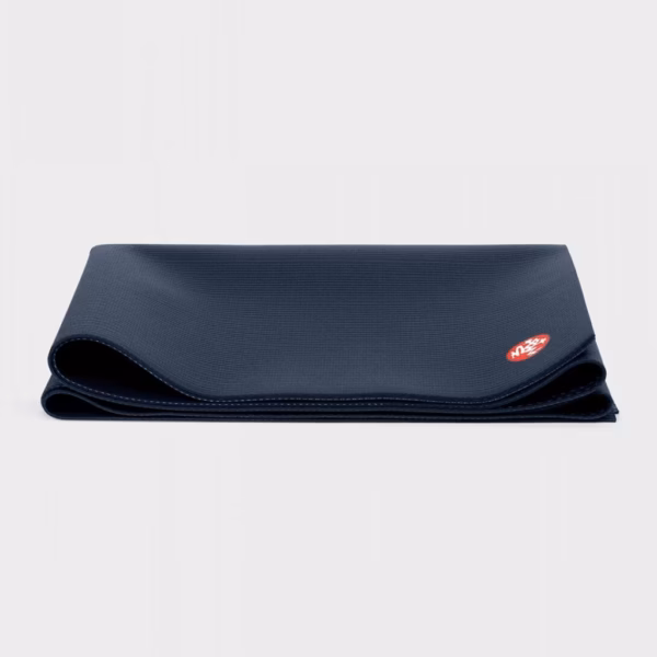 protravel-new-mats-midnight-02-digital-1300x1300-1-e1718619141167.jpg Коврик для йоги Manduka PRO Travel Midnight 2,5 mm