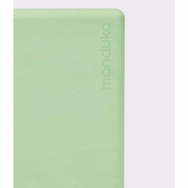 recycled-foam-block-451012343-props-ss20-green-ash-04-1300x1300-1.jpg Блок для йоги Manduka R Foam Green Ash